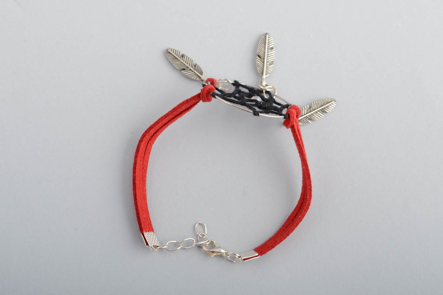Designer Armband Traumfänger aus Wildleder handmade Schmuck für Frauen in Rot foto 4