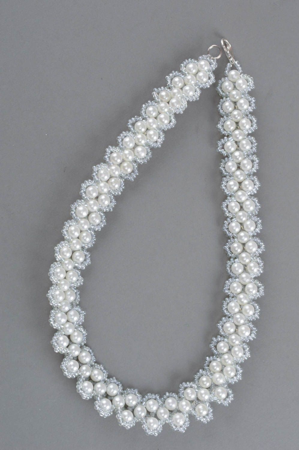 Ожерелье из бисера и бусин белое с серебристым ручной работы авторское женское фото 2