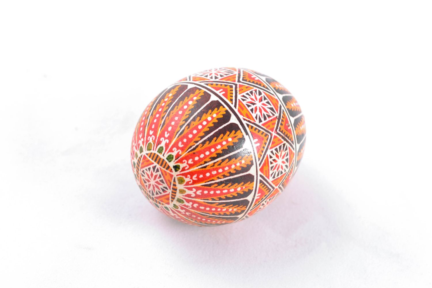 Huevo de Pascua pintado con ornamento rico foto 5