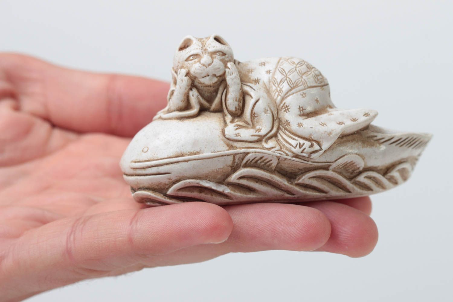 Figurine décorative fait main Petite statue Déco maison Chat sur silure photo 5