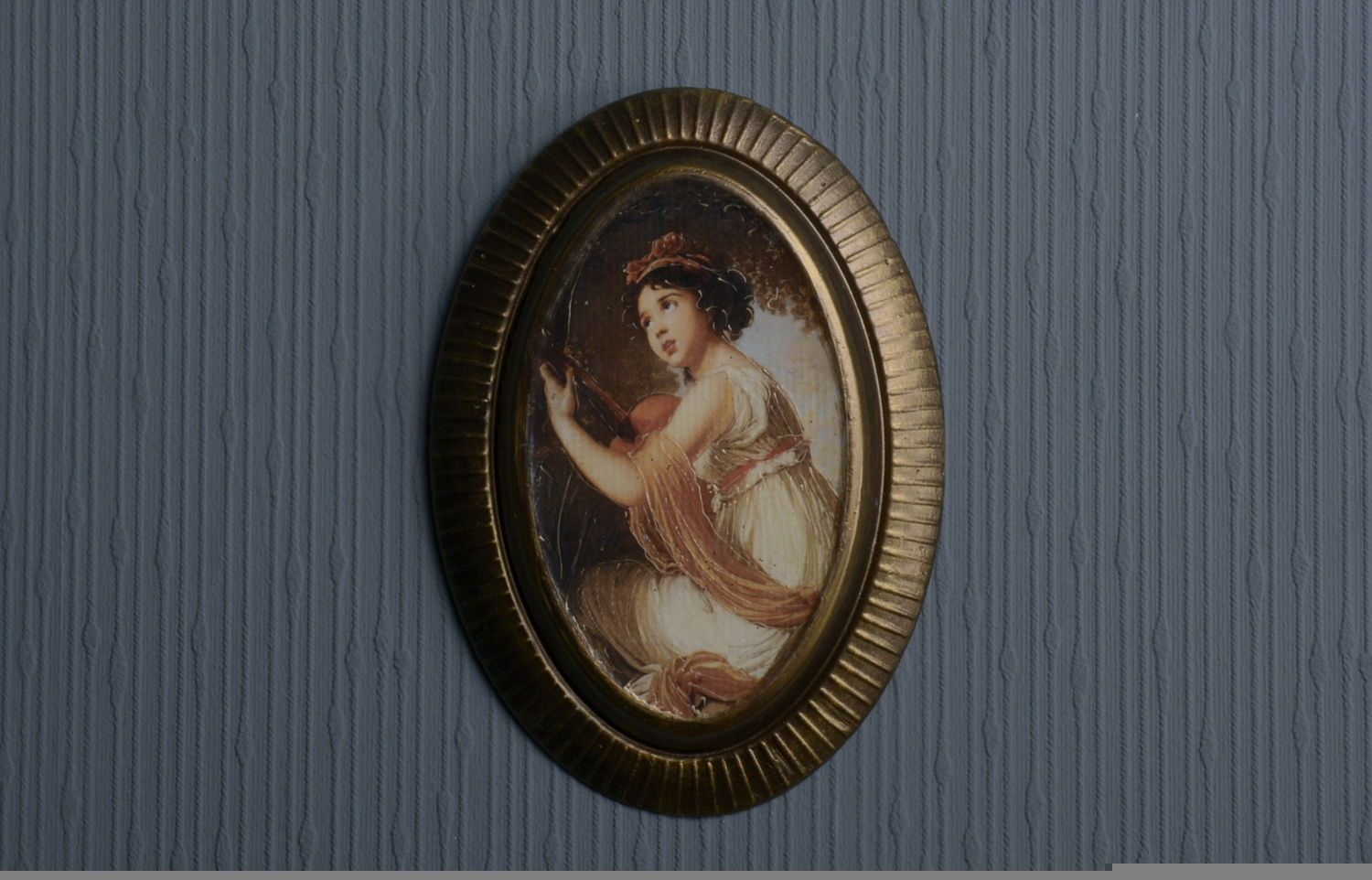 Wandbild aus Gips mit Vergoldung Jungfrau mit Laute foto 4