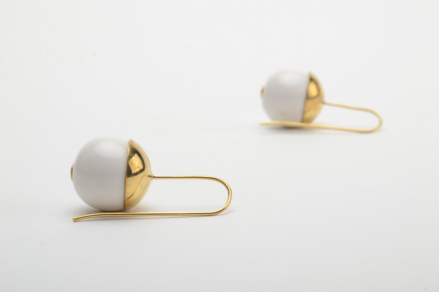 Keramische Ohrringe Kugeln handmade stilvoll in Weiß für Frauen Geschenk  foto 4