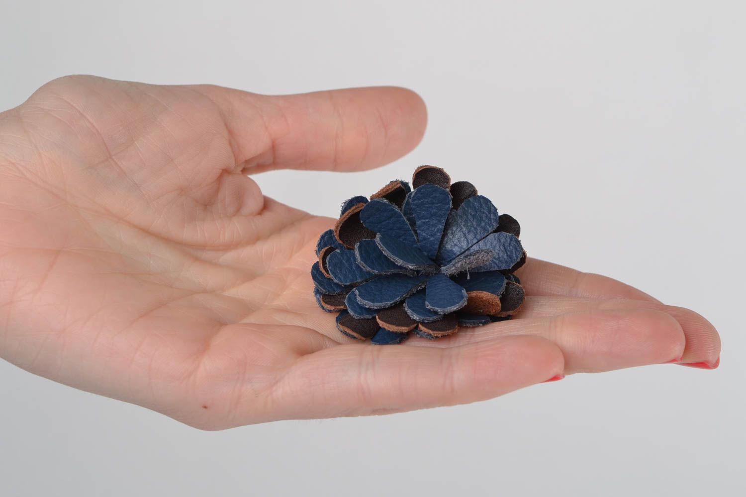 Broche en cuir naturel fleur bleu-marron faite main originale petite design photo 2