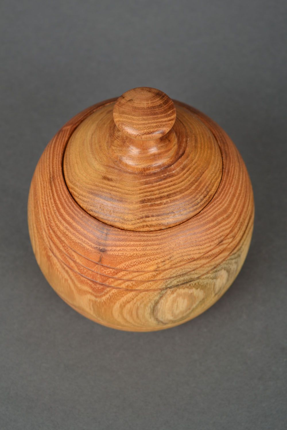 Varnished wooden pot with lid photo 3