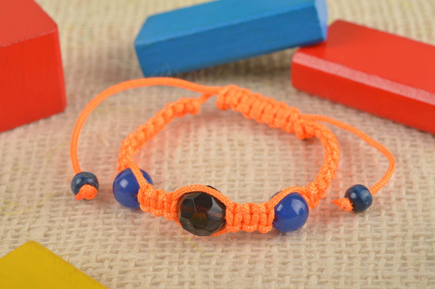 Bracelet fils Bijou fait main orange tressé perles plastiques Cadeau femme photo 1