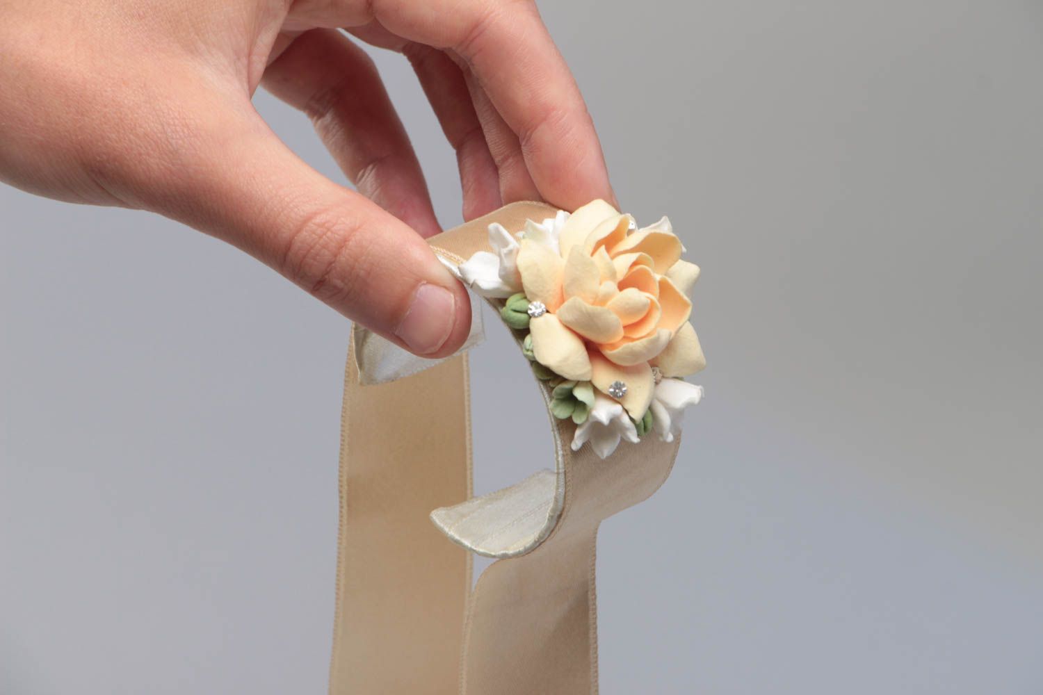 Pulsera de arcilla polimérica y cinta de raso artesanal con flores beige foto 6