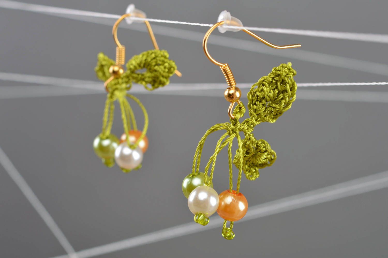 Boucles d'oreilles faites main pendantes tricotées vertes avec fausses perles photo 1