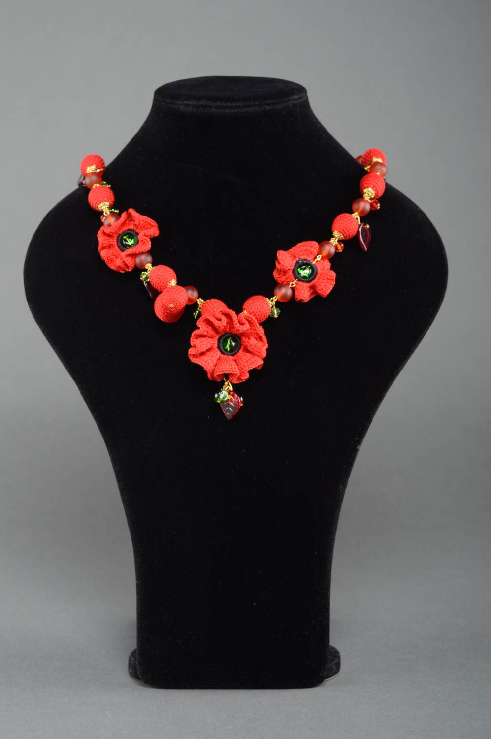 Beau collier en fleurs tricotées et perles fantaisie fait main couleur rouge photo 2