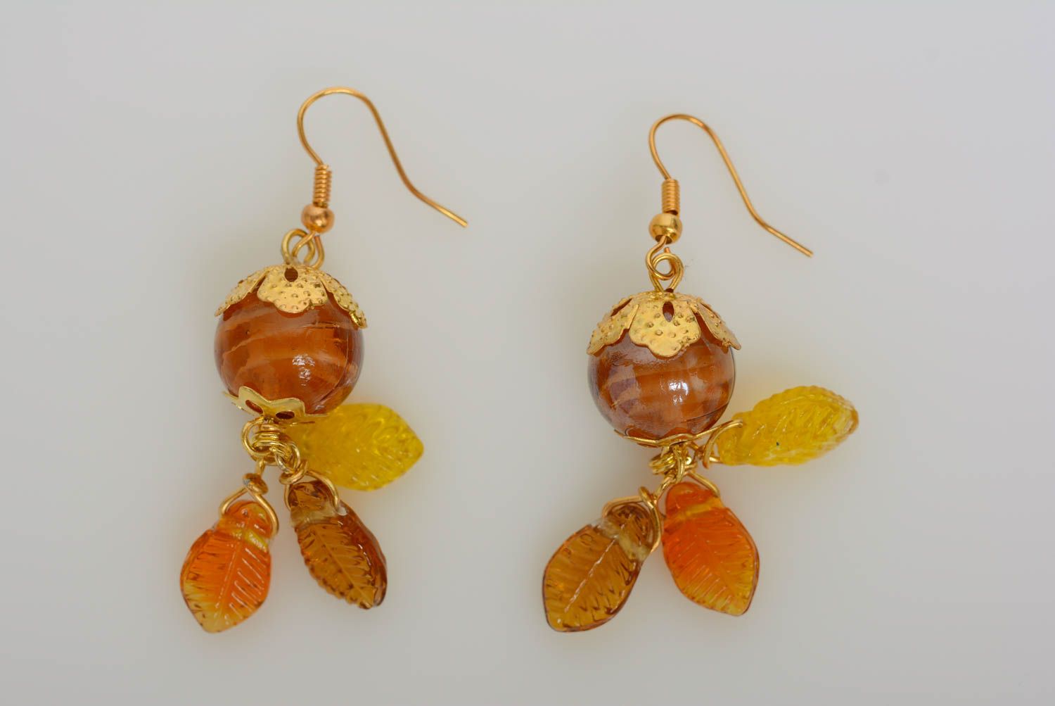 Boucles d'oreilles en perles de verre faites main pendantes couleur ambrée photo 4