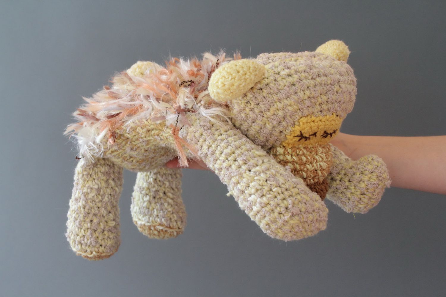 Giocattolo a maglia fatto a mano pupazzo a forma di orsetto che dorme  foto 3