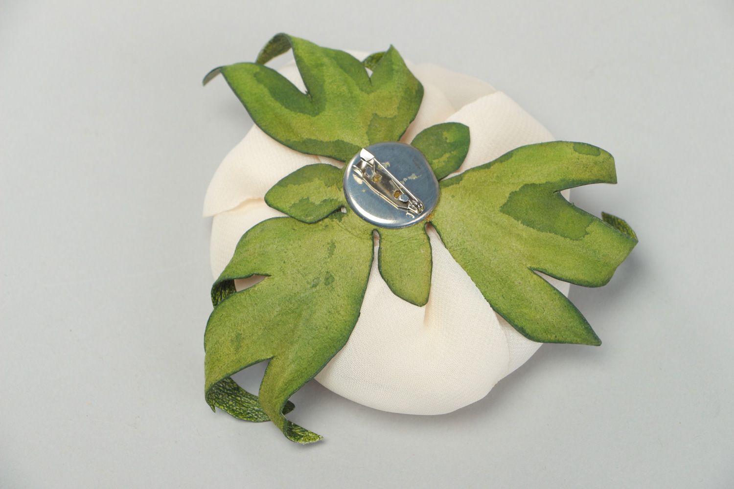 Нежная шифоновая брошь в виде цветка ручной работы кремового цвета женская авторская фото 3