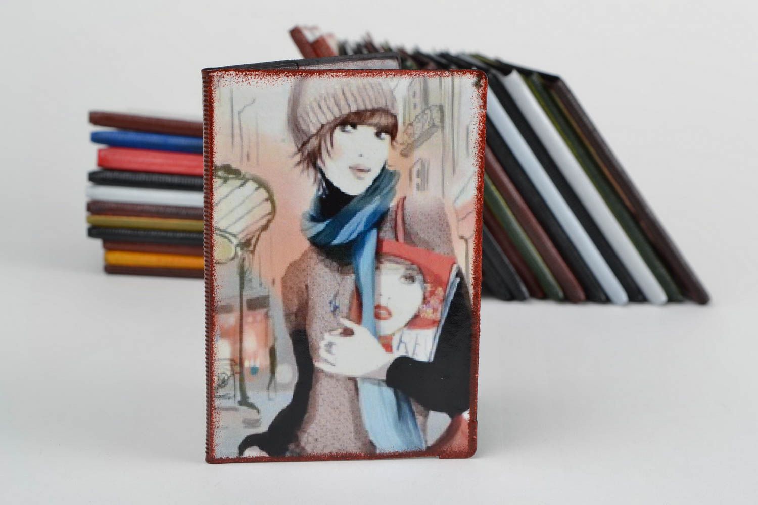 Grelle künstlerische handgemachte Decoupage Passhülle aus Kunstleder junge Frau foto 1