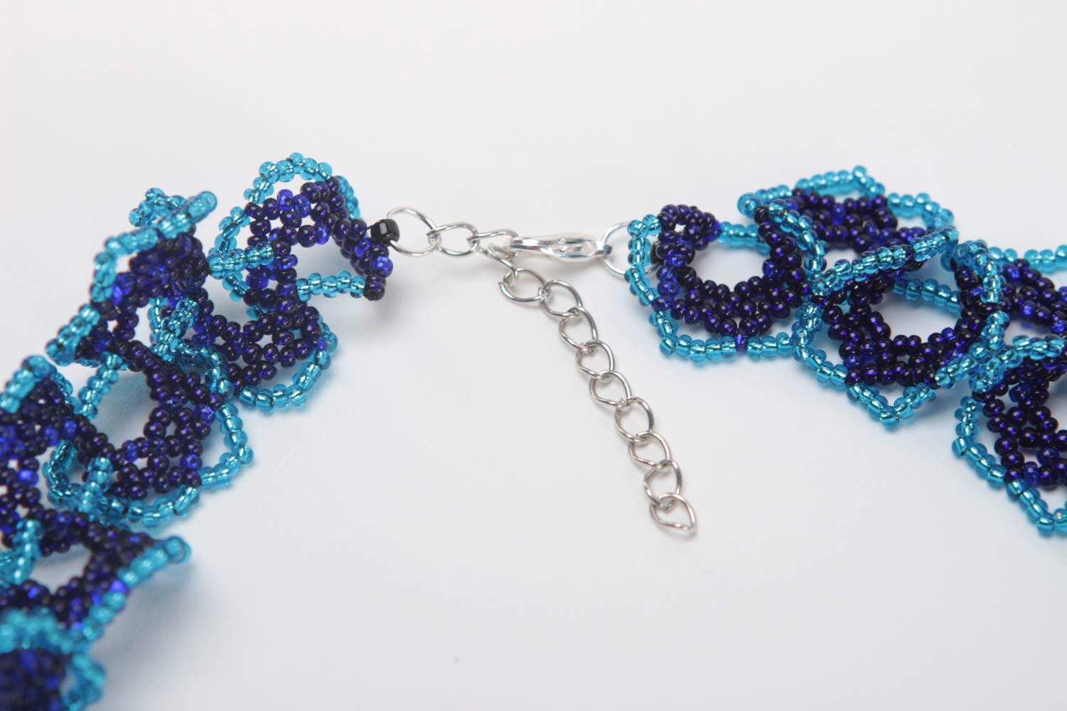Ожерелье из бисера ручной работы красивое женское в синих тонах авторское фото 4