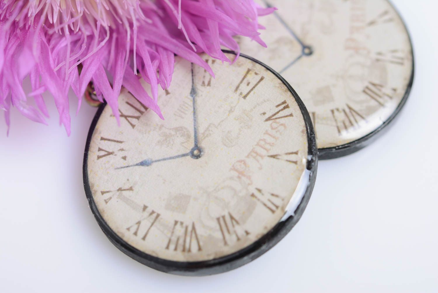 Pendientes artesanales de arcilla polimérica redondos claros con forma de reloj  foto 2