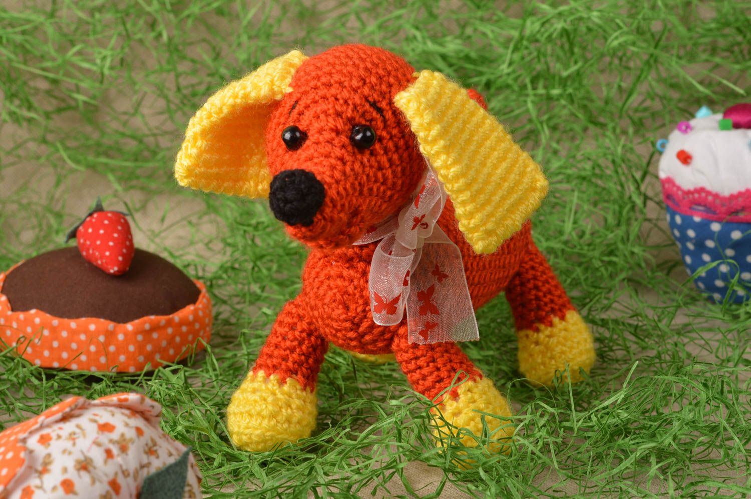 Jouet chien Peluche faite main tricotée au crochet jaune orange Cadeau enfant photo 1