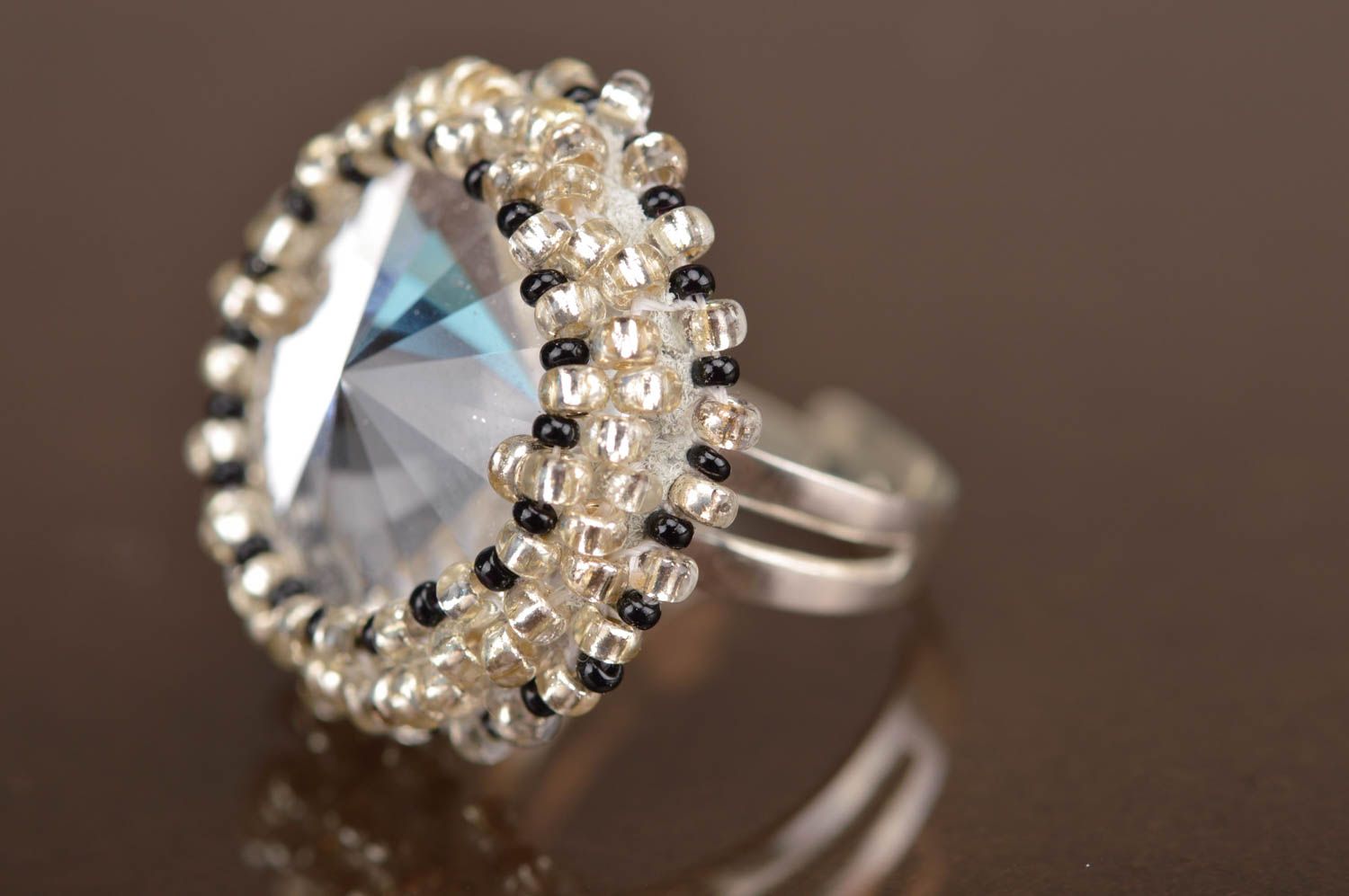 Прозрачное кольцо из бисера и кристалла ручной работы авторского дизайна фото 5