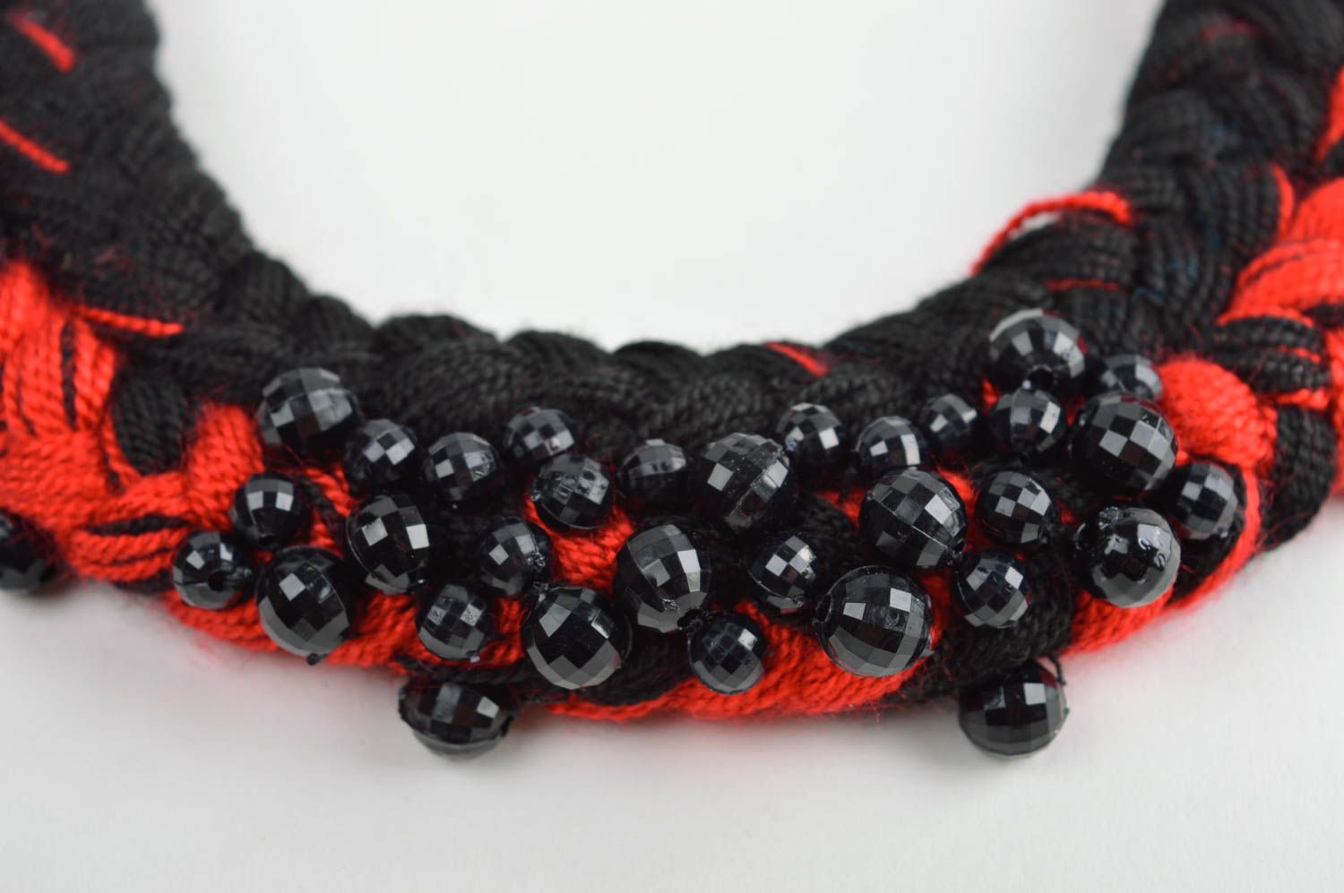 Collier textile Bijou fait main noir et rouge tressage fils Accessoire femme photo 3