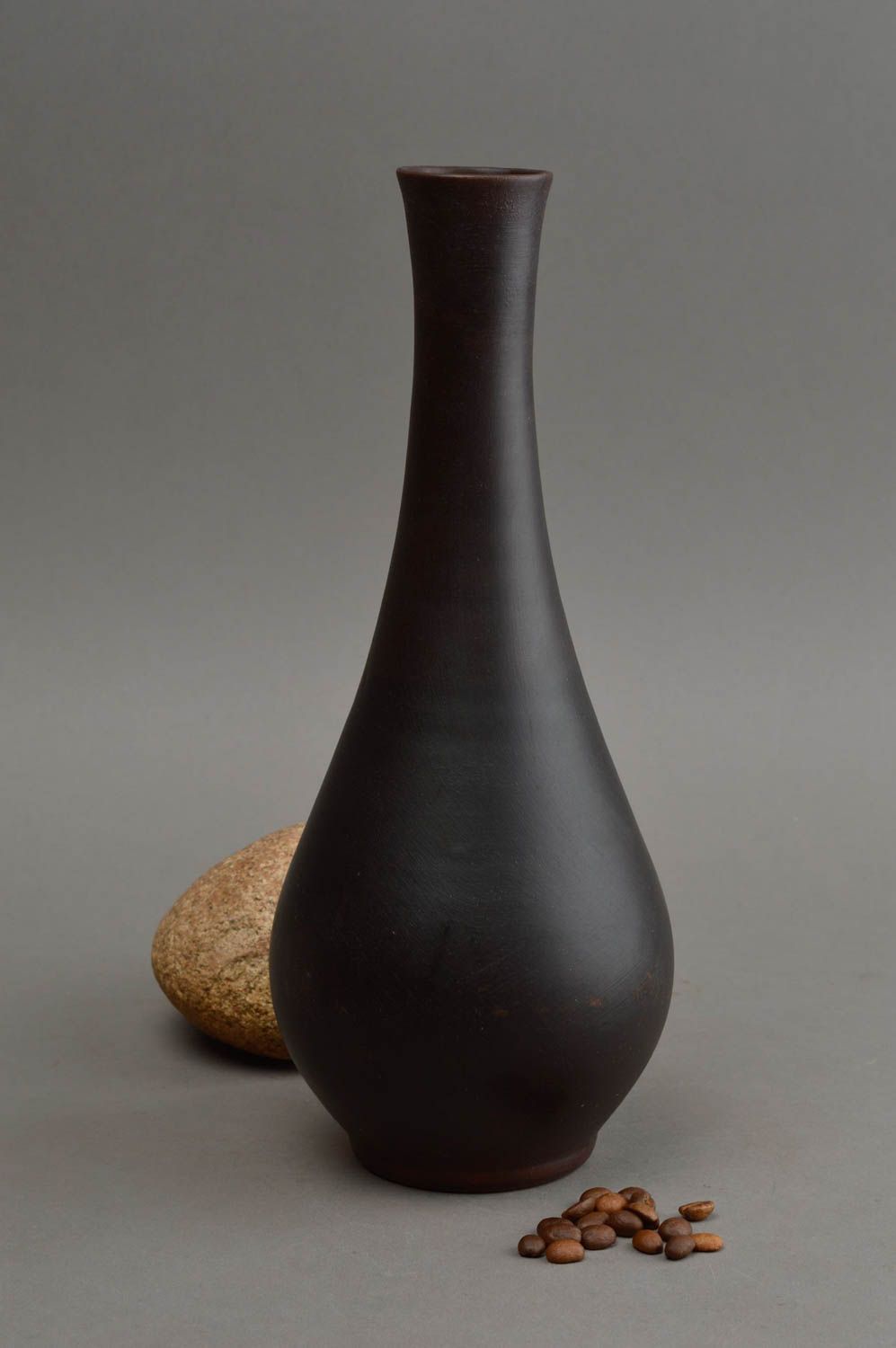 Vase décoratif fait main long en céramique noir original pour intérieur photo 1