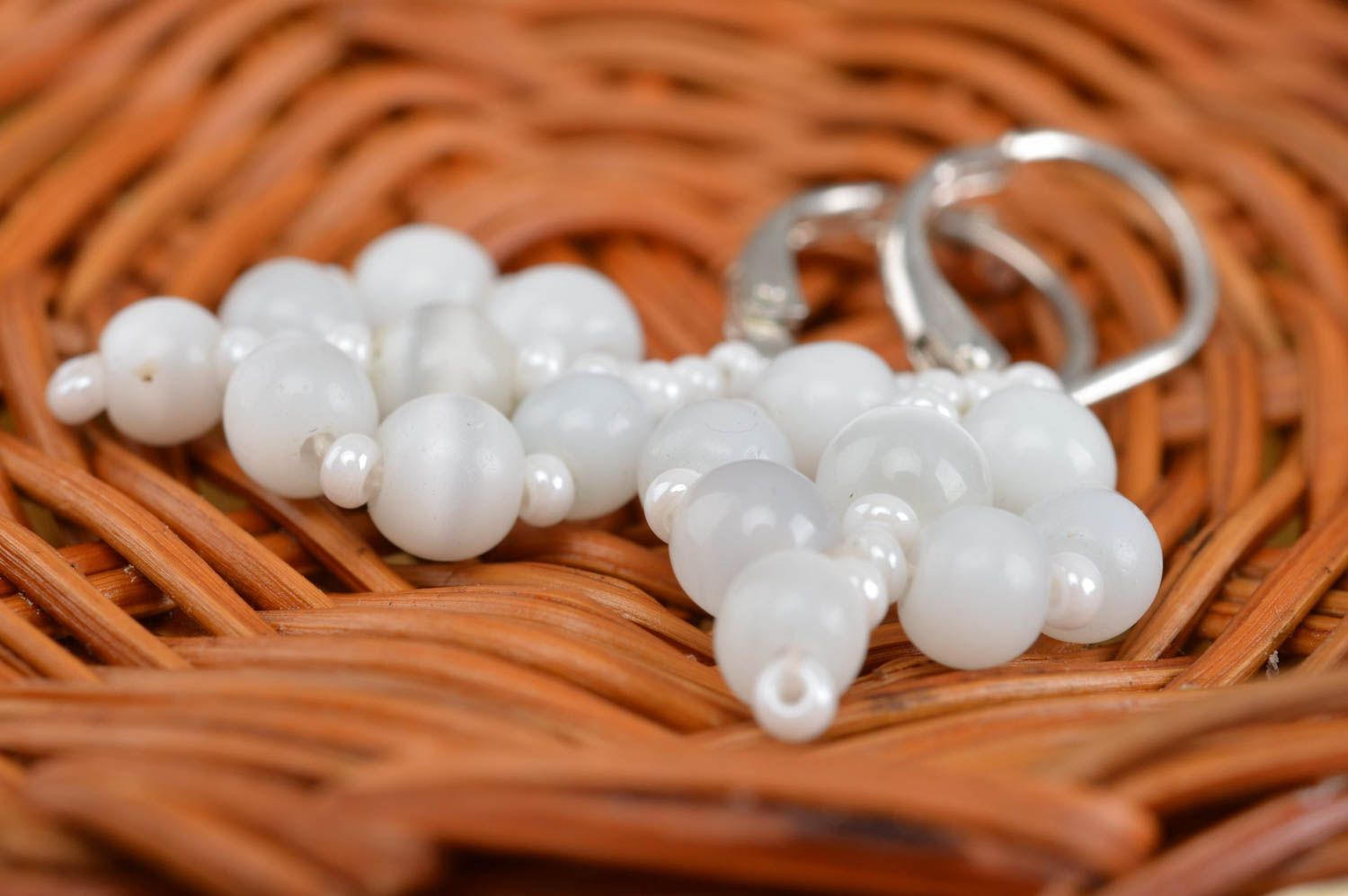 Boucles d'oreilles en œil-de-chat et perles de rocaille blanches faites main  photo 4