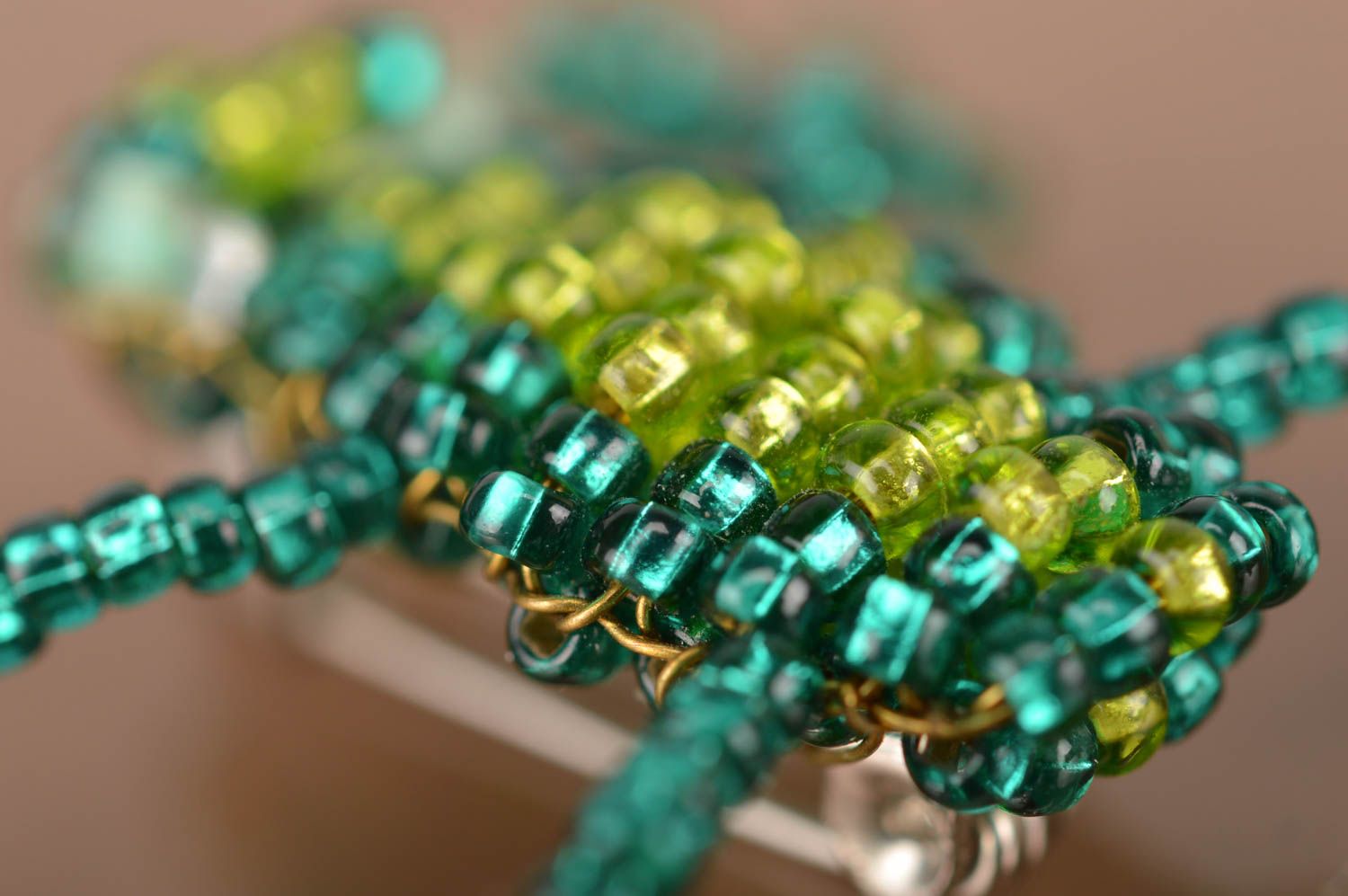 Handmade green beaded accessory brooch in shape of frog unusual cute jewelry photo 3