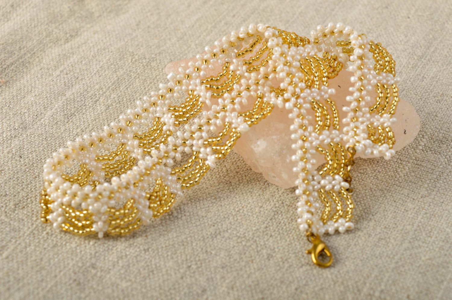Collier en perles de rocaille Bijou fait main blanc-doré design Cadeau femme photo 1