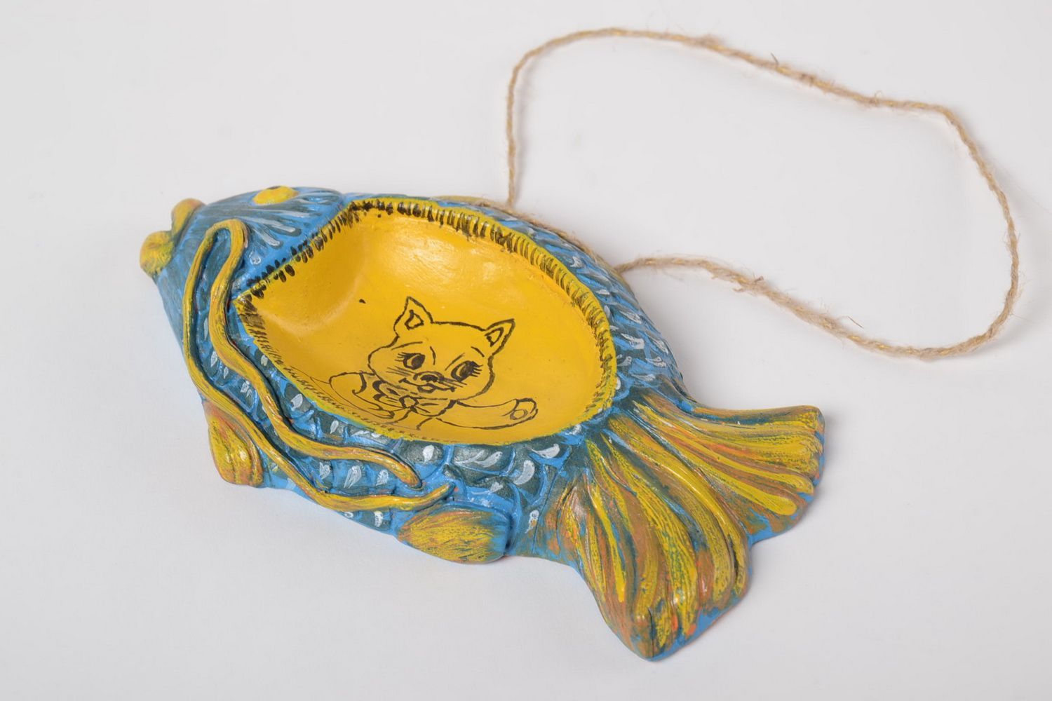 Origineller Aschenbecher Fisch aus Töpferton bemalt blau gelb mit Schlaufe foto 2