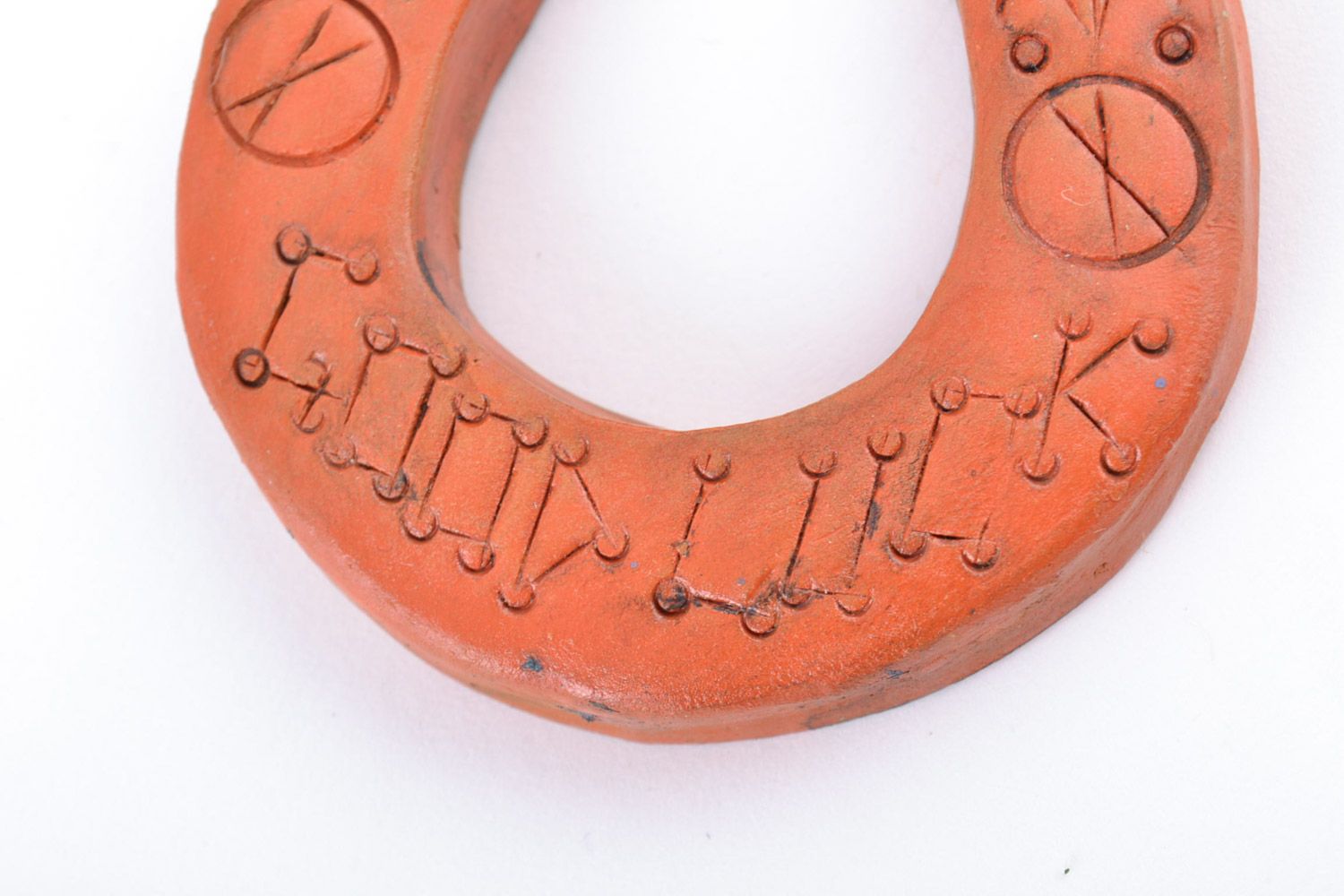 Ferro di cavallo fatto a mano decorazioni in ceramica prodotto in argilla
 foto 4