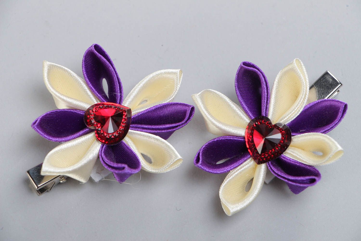 Schönes Blumen Haarklemmen Set aus Atlasbändern 2 Stück handmade mit weiß violetten Blumen foto 2