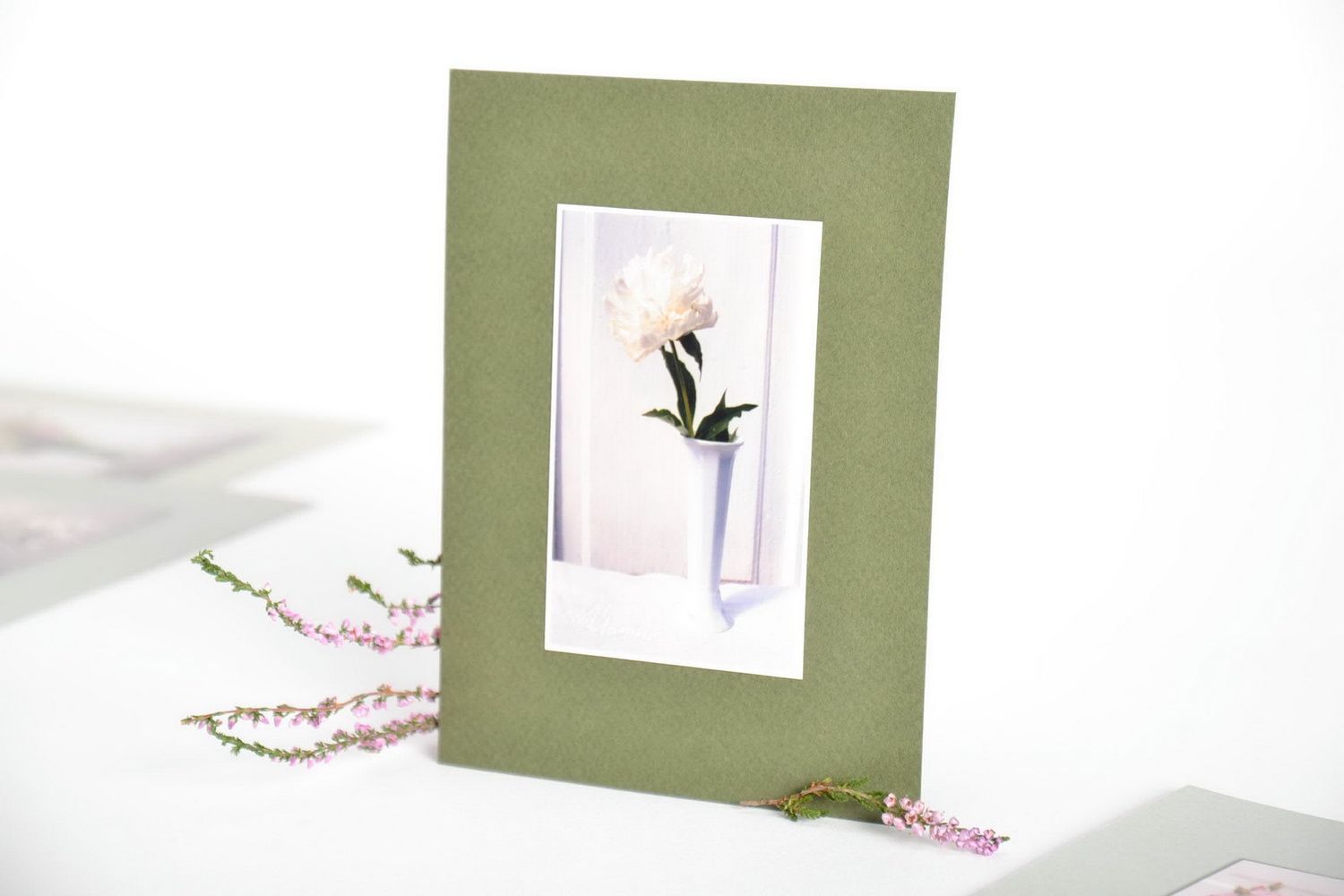 Carte postale faite main avec fleur photo 1