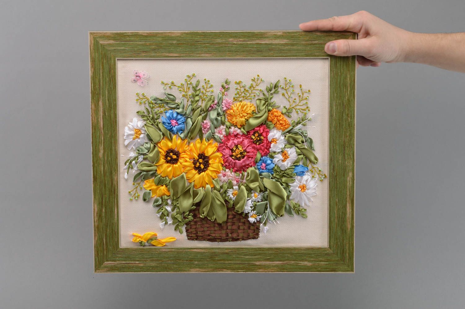 Gesticktes Gemälde mit bunten Blumen aus Atlasbändern in Plastik Frühlingsstrauß foto 4