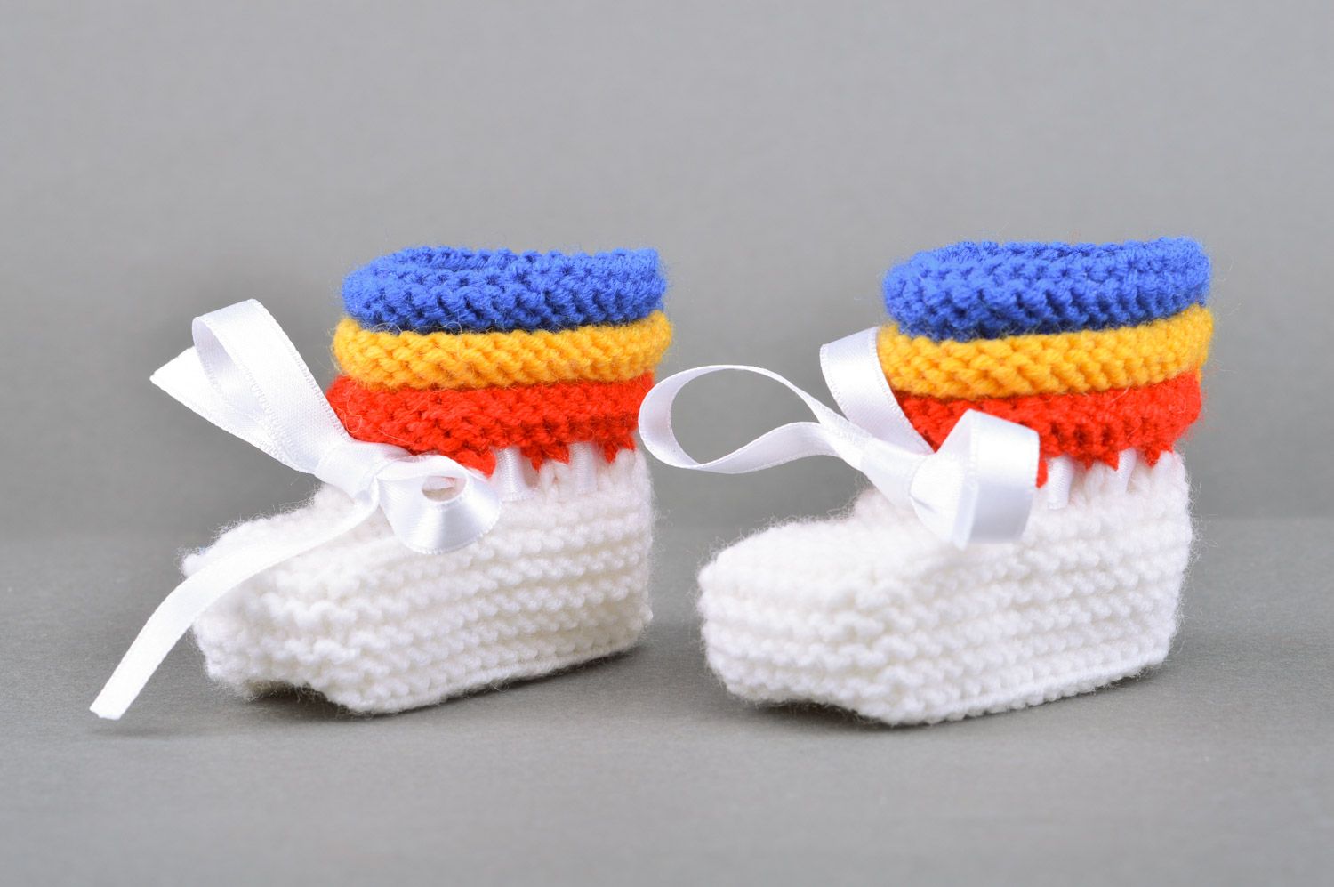 Handmade white baby shoes knitted of semi-woolen threads with stripes and bows photo 2