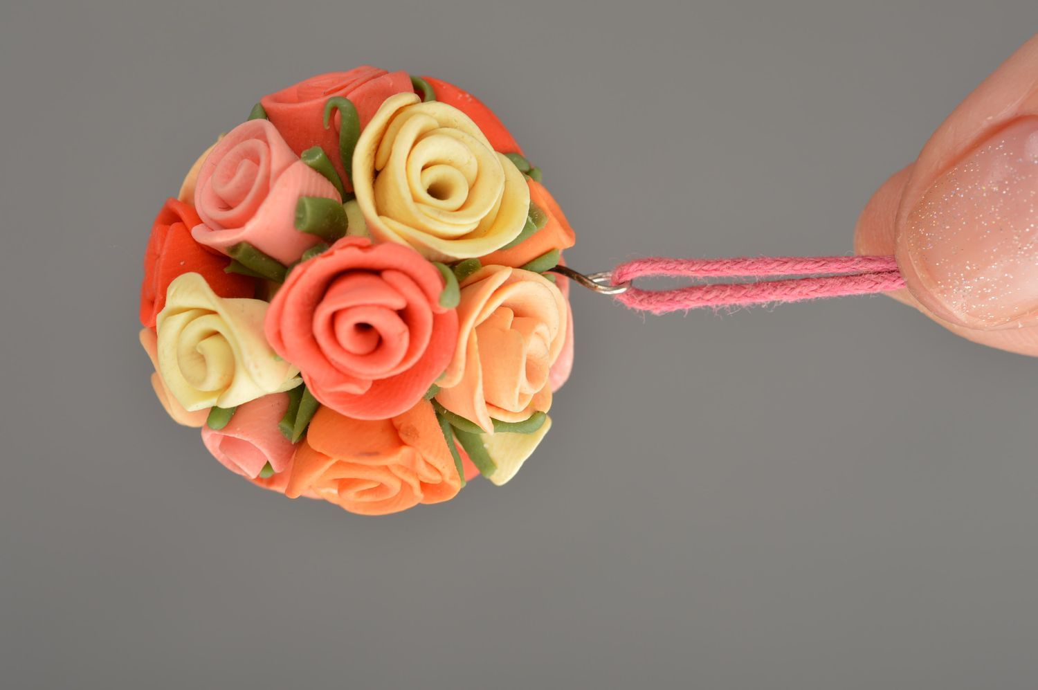 Handgemachter Blumen Anhänger aus Polymer Ton in Orange an Schnur mit Rosen foto 3