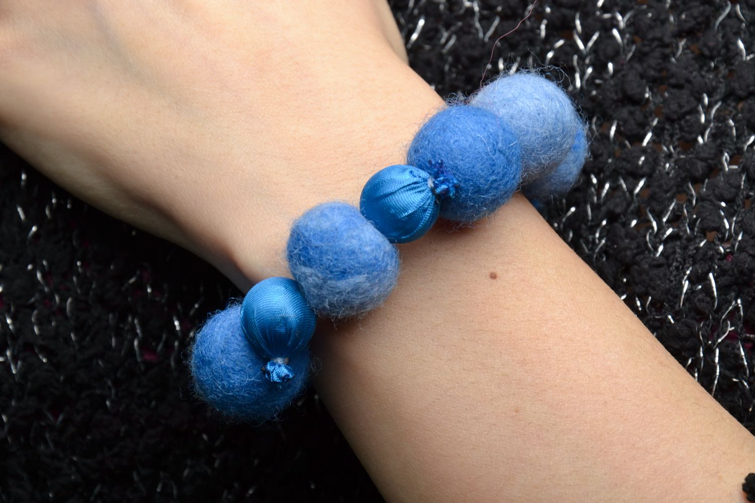 Bracelet fait main de perles en laine bleu ciel photo 2