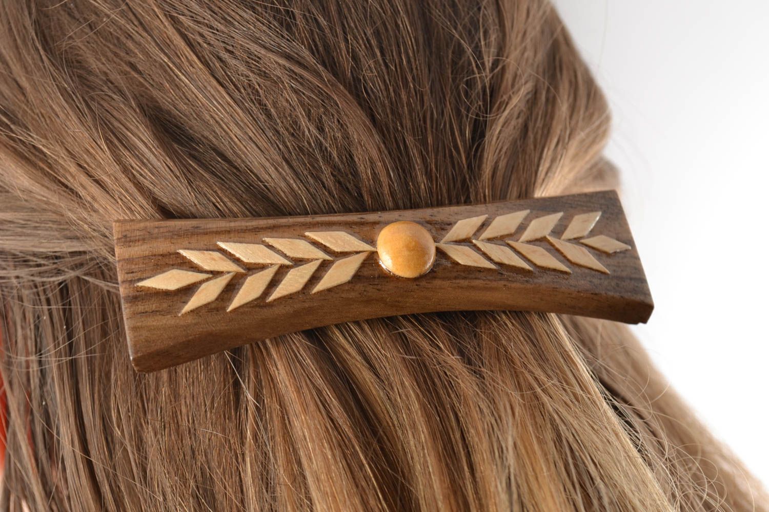Деревянная заколка для волос из ореха ручной работы красивая лакированная тонкая фото 1