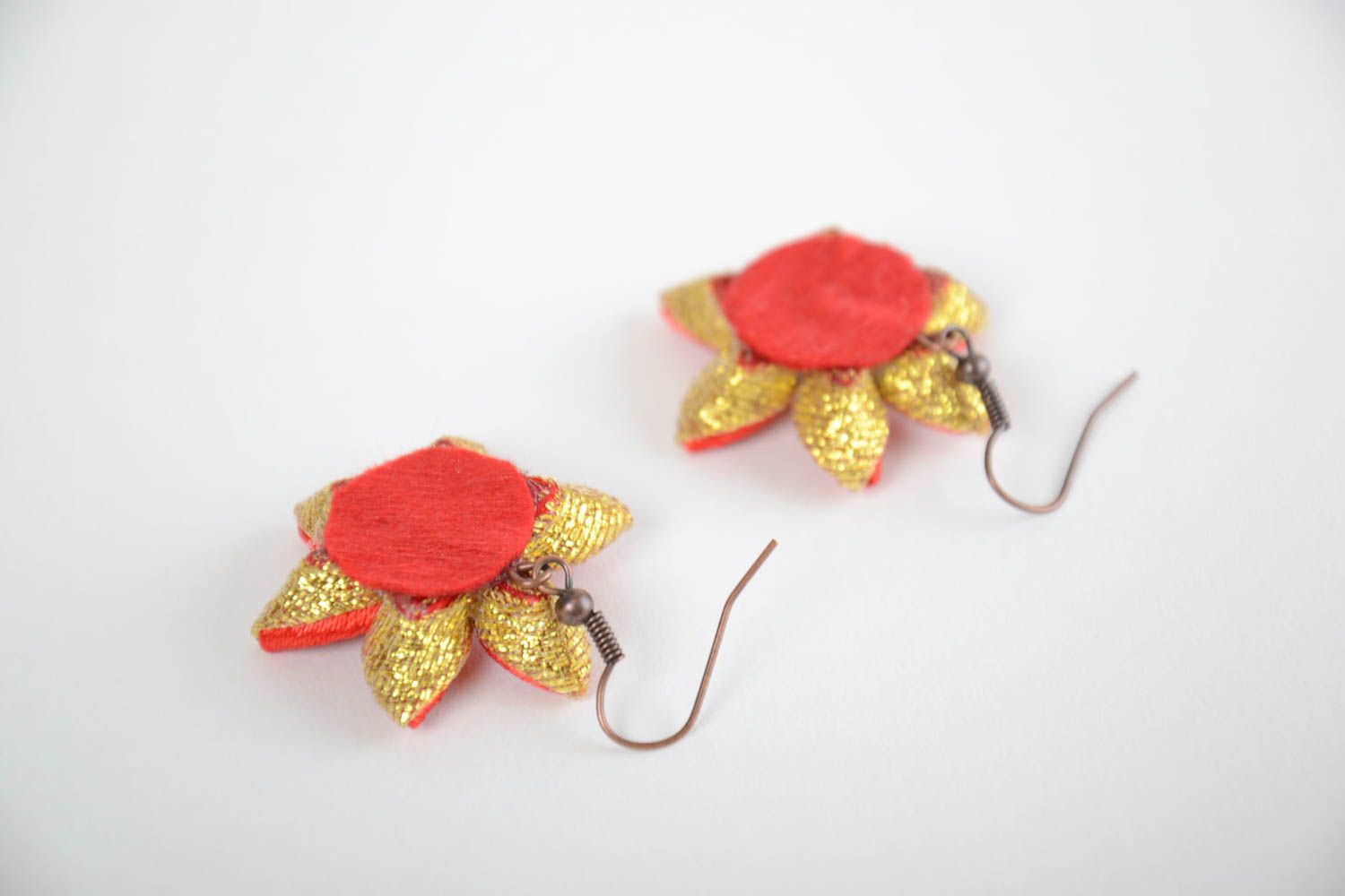 Orecchini a forma di fiori fatti a mano orecchini rossi in tecnica kanzashi
 foto 3