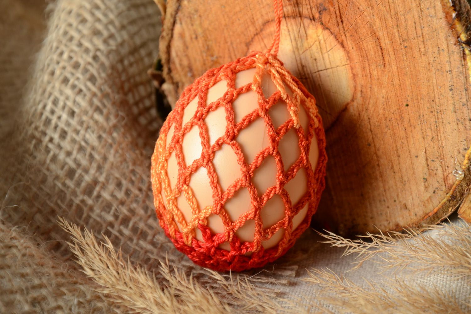 Пасхальное яйцо декоративное из пластика оплетенное нитками фото 1