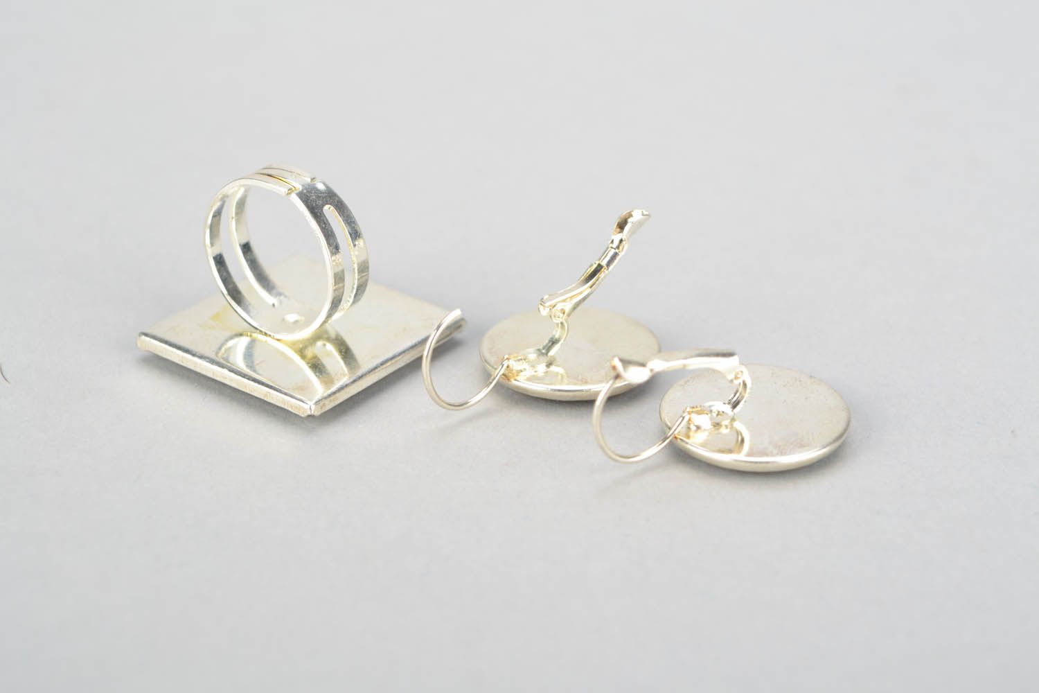 Ohrringe und Ring Set aus Metall foto 5