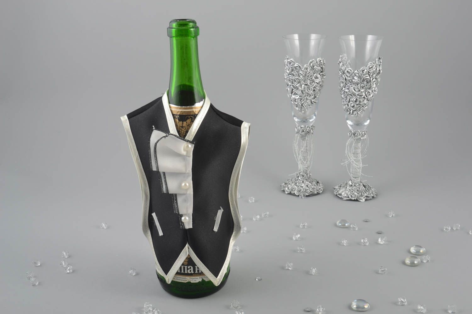 Одежда жениха на бутылку шампанского из атласа хэнд мэйд в виде черного фрака фото 1