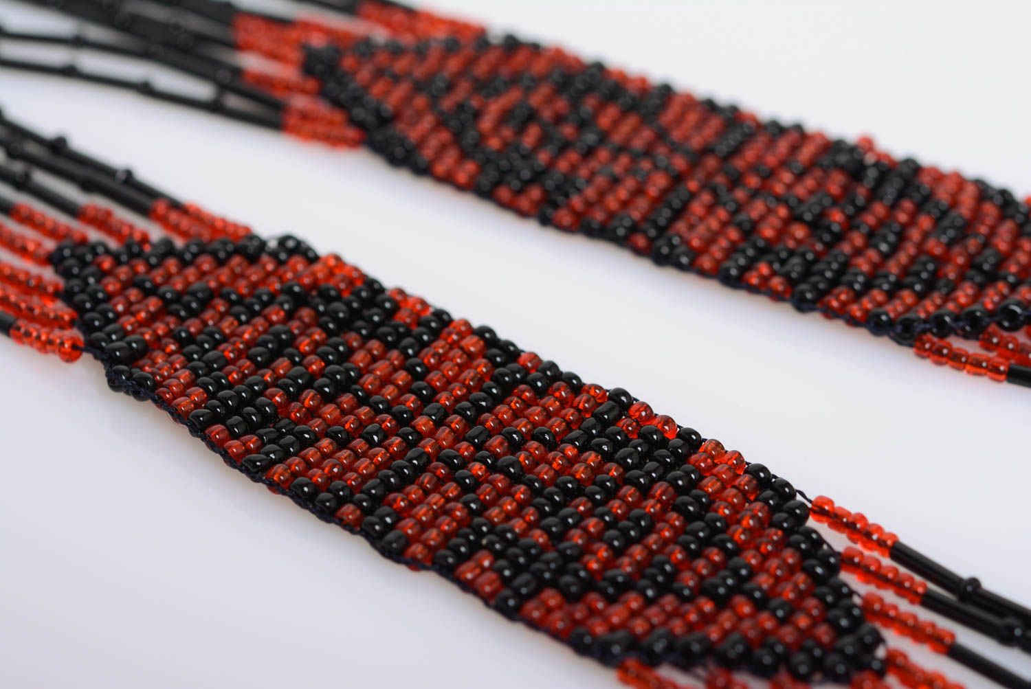 Collier en perles de rocaille grand style ethnique noir rouge original fait main photo 4
