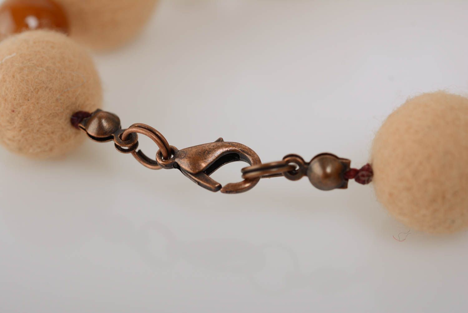 Bracelet en laine feutrée beige fait main design avec perles céramiques photo 5
