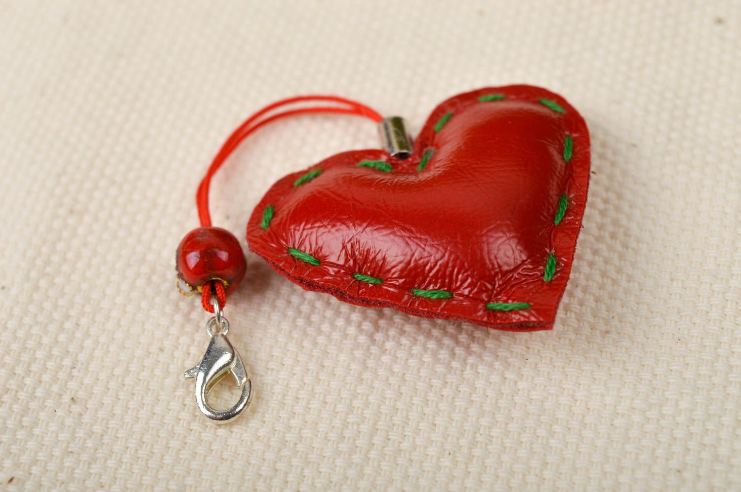 Llavero artesanal corazón rojo accesorio decorativo regalo original para mujer foto 1