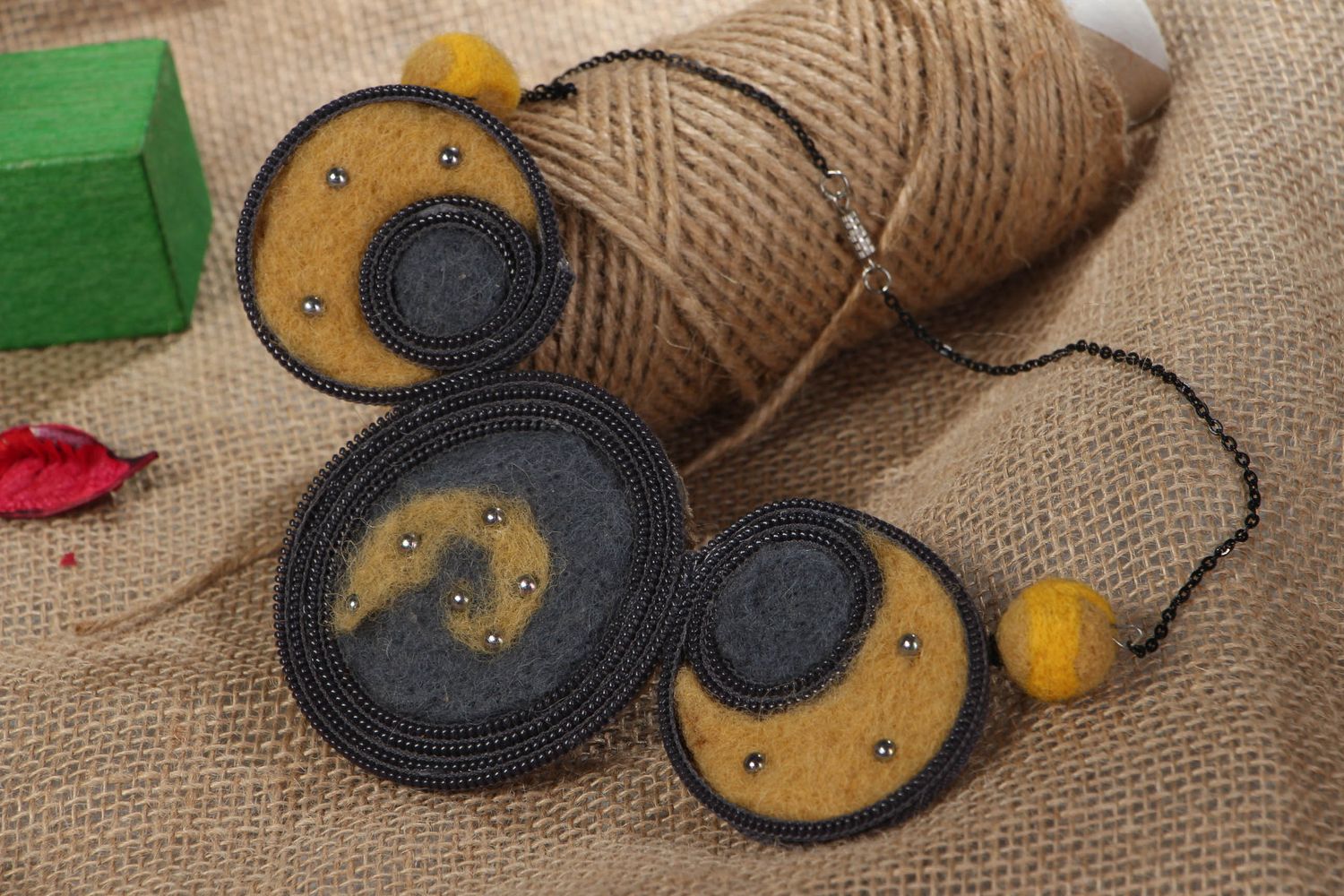 Handmade Collier aus Filz und Zipper foto 5