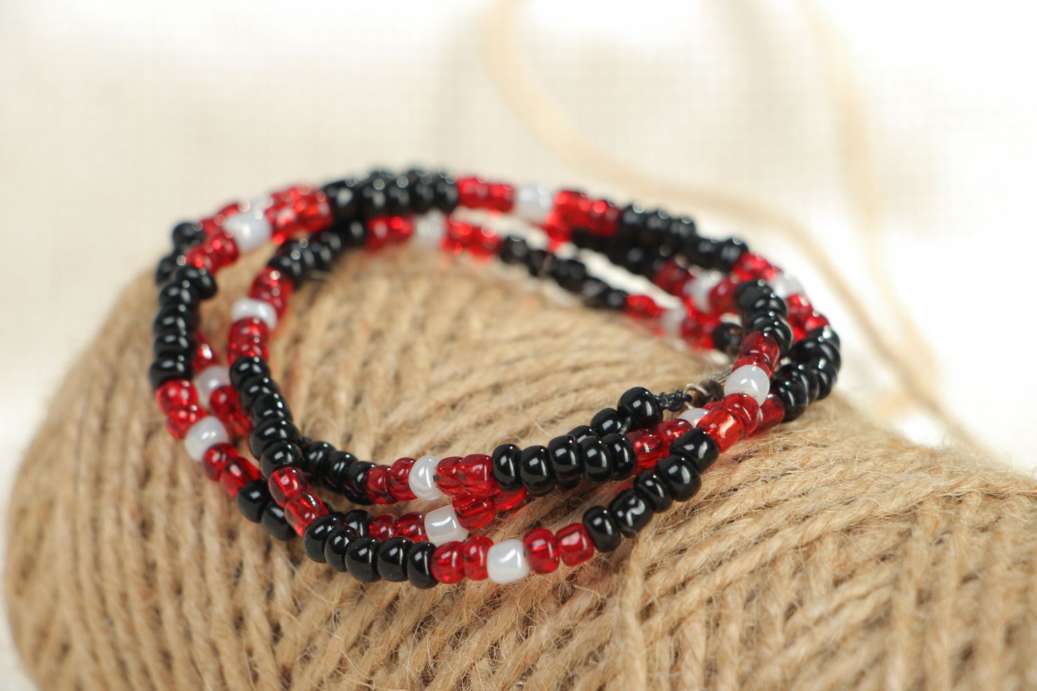 Collier en perles de rocaille rouge-noir Serpent  photo 4
