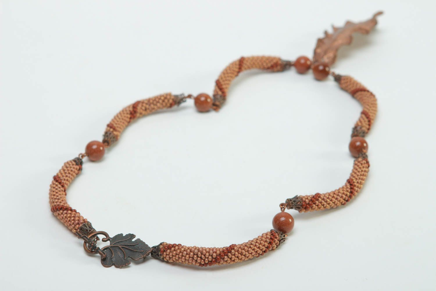 Колье из бисера украшение ручной работы коричневое ожерелье из бисера с листиком фото 5