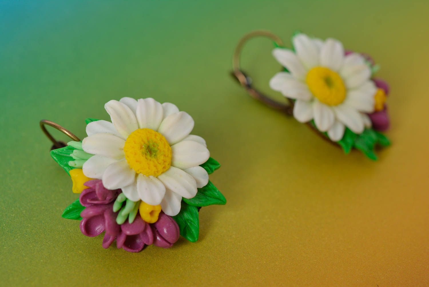 Schöne feine handgemachte Ohrringe aus Polymerton mit Blumenanhängern foto 1