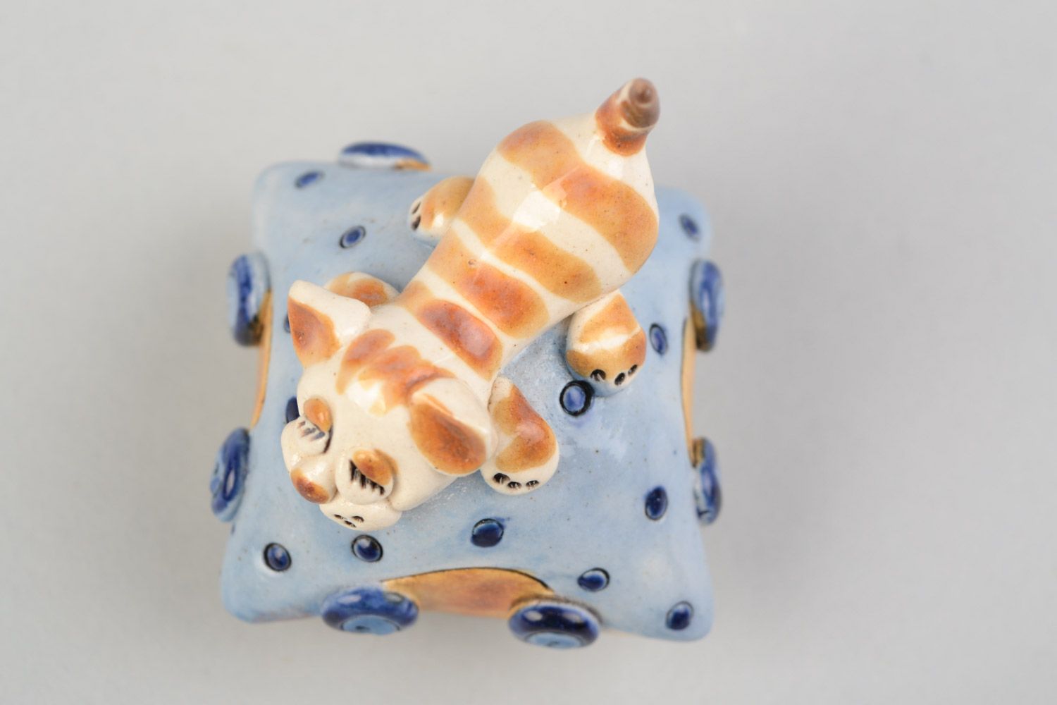 Figura de cerámica artesanal pintada con barniz gatito por encima de la almohada foto 3