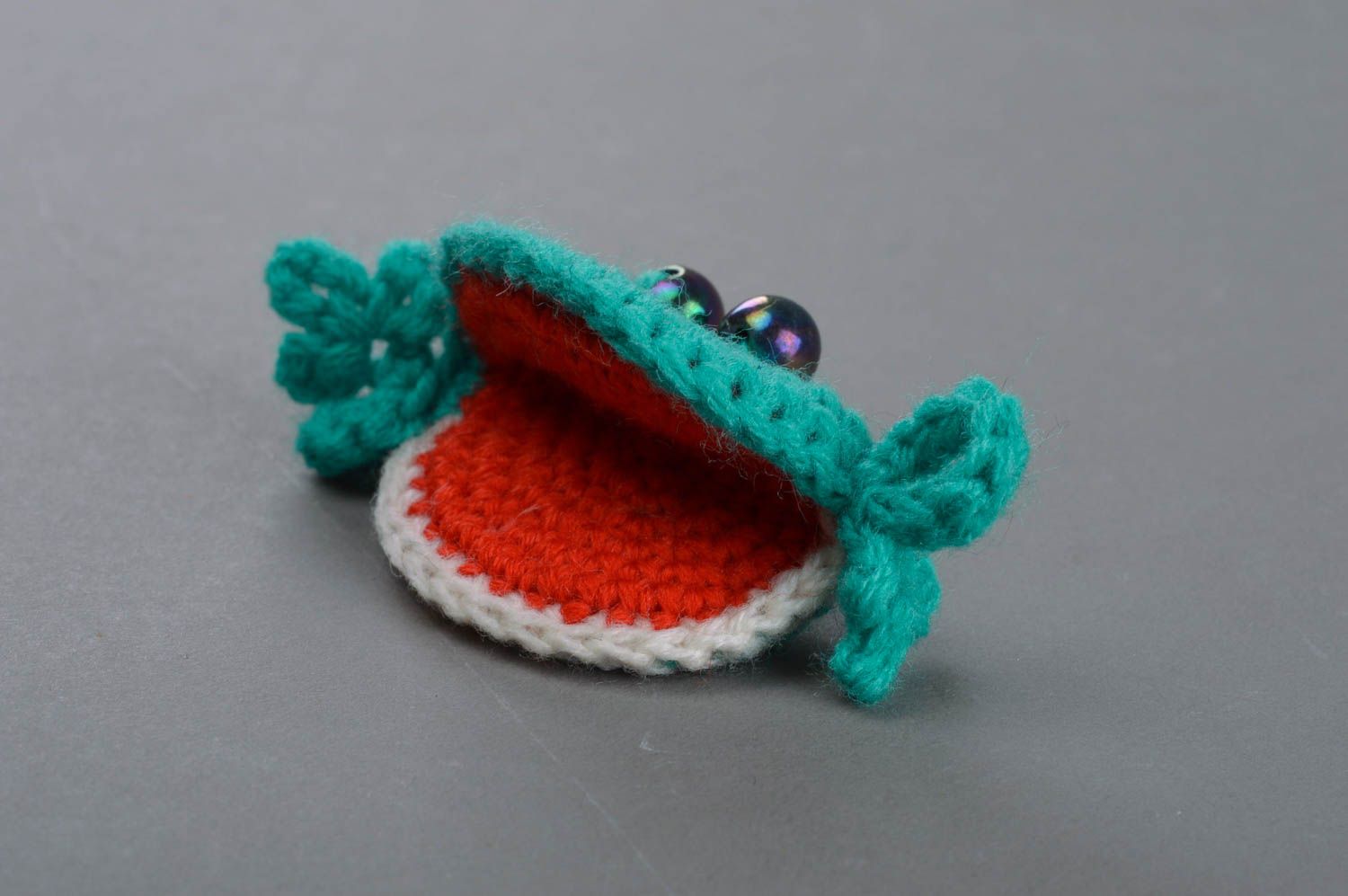 Kleines gehäkeltes Kuscheltier Frosch mit offenem Mund handmade lustig bunt foto 1
