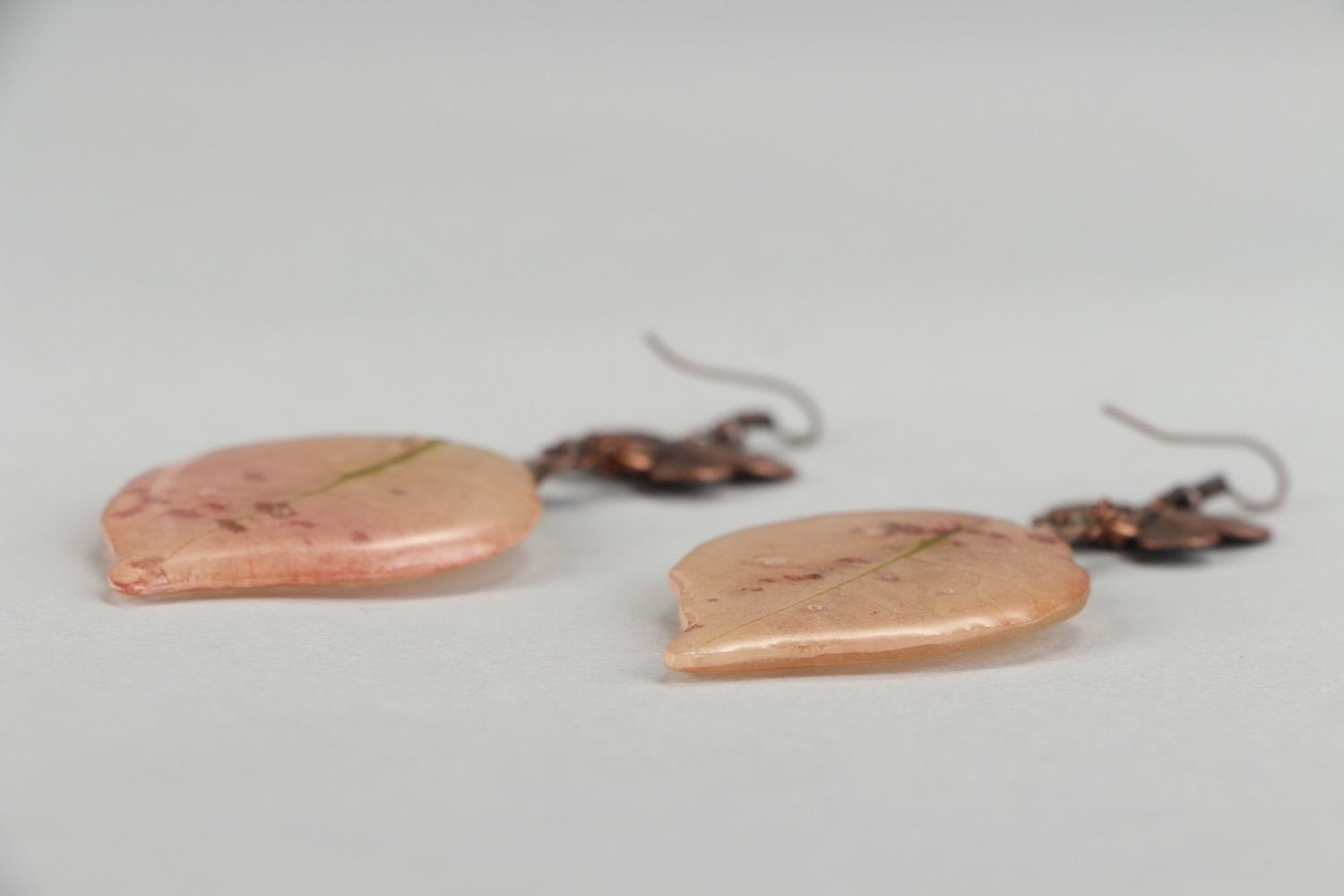 Aretes largos de cobre y resina epoxi con hojas naturales foto 3