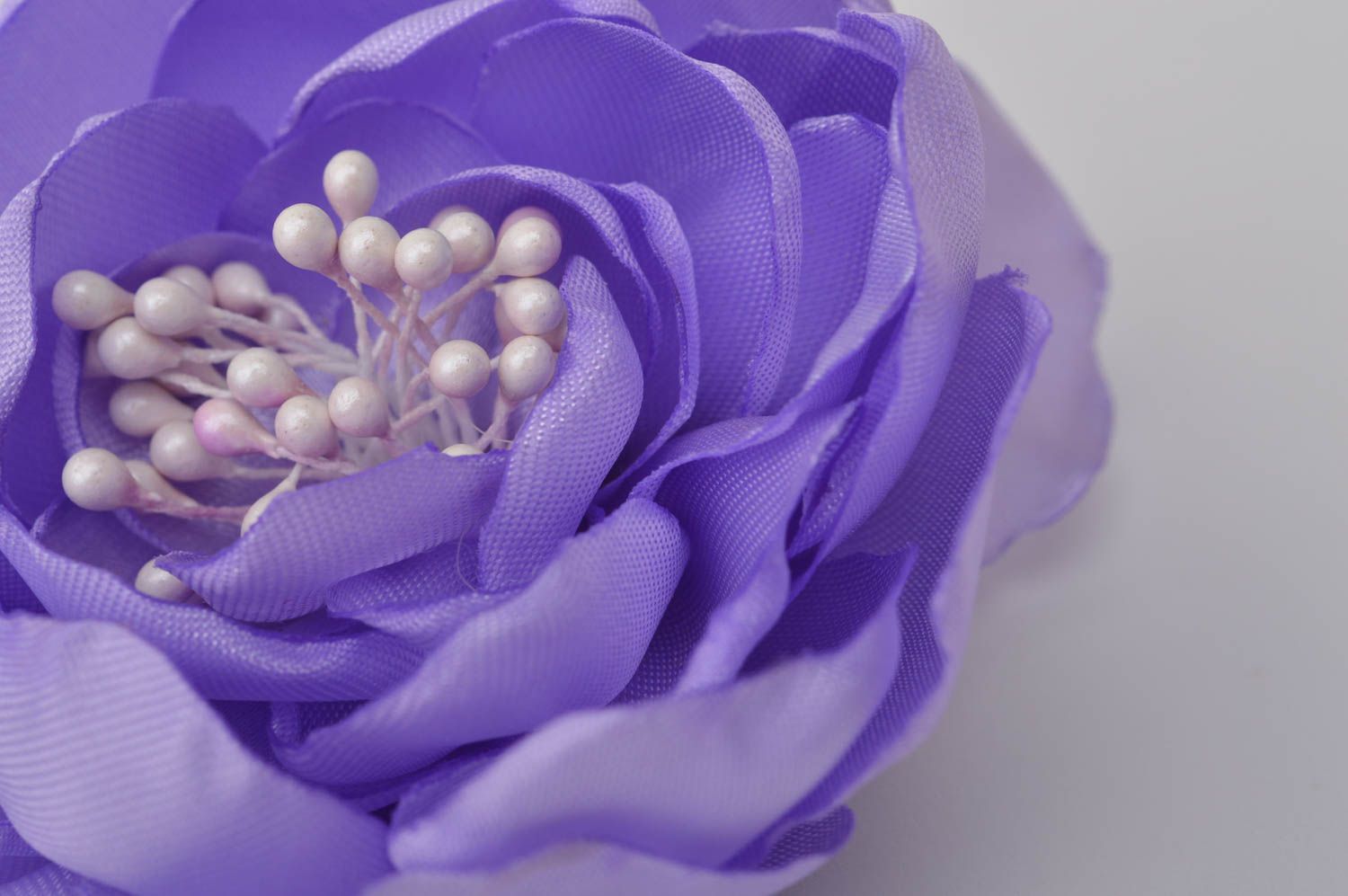 Broche fleur violette faite main Pince à cheveux satin perles Accessoire femme photo 4