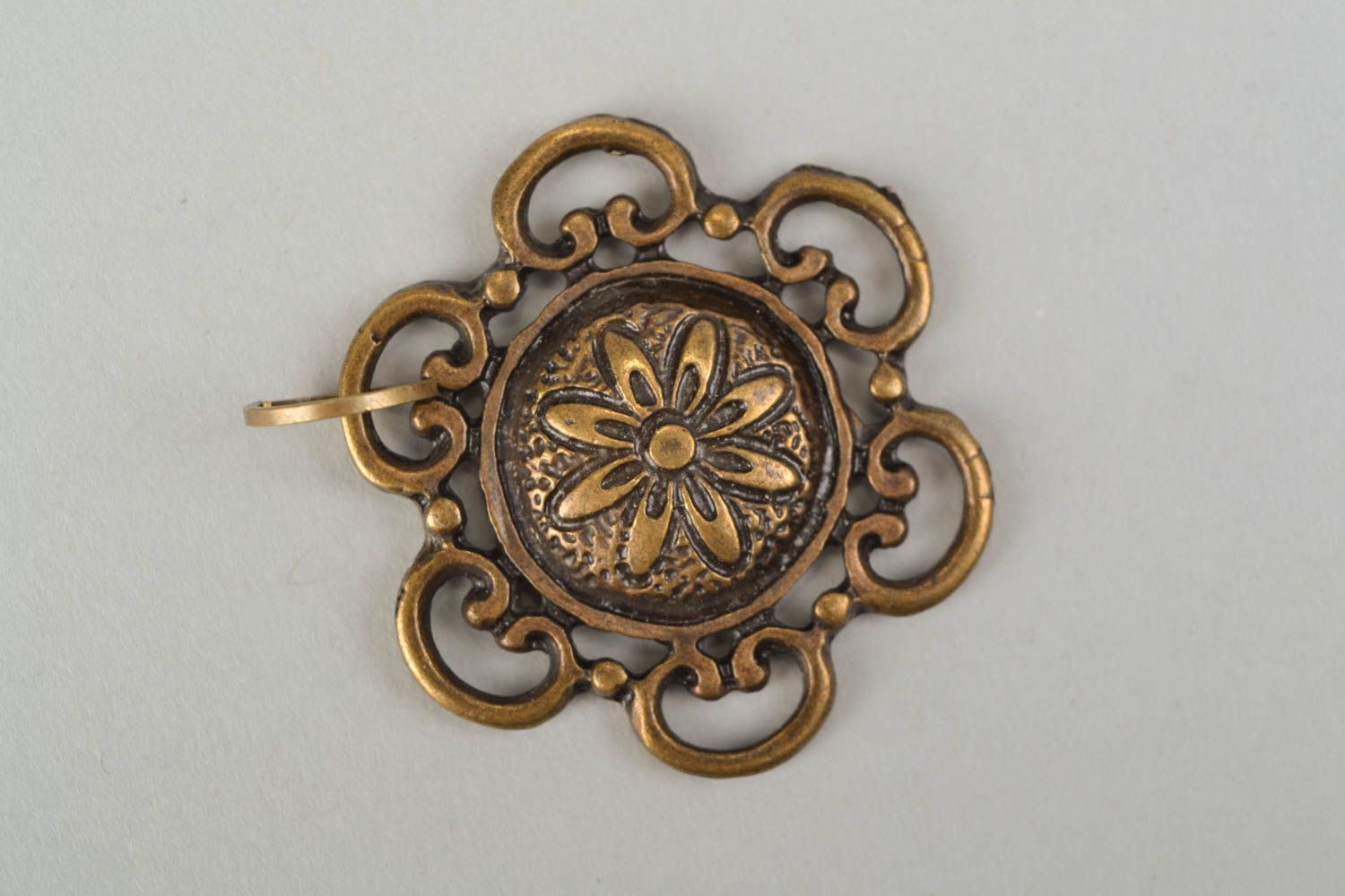 Petit pendentif en métal rond de couleur cuivrée avec fleur unisexe  photo 3